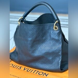 Louis Vuitton Black Hobo Bag with Gold Accents (Artsy)